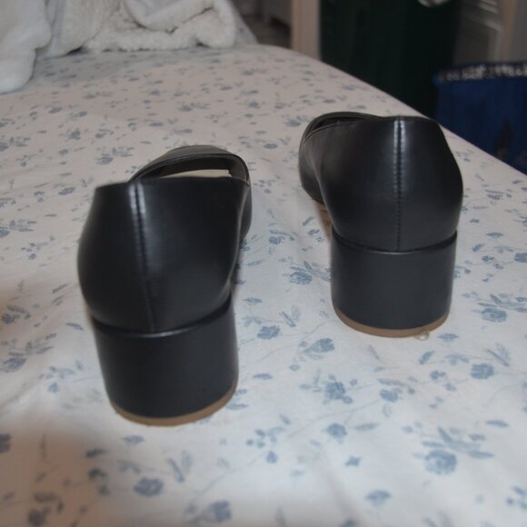 Pre owned Liz Claiborne Block Heel Pump. Color black, size 8.5. - Picture 3 of 6